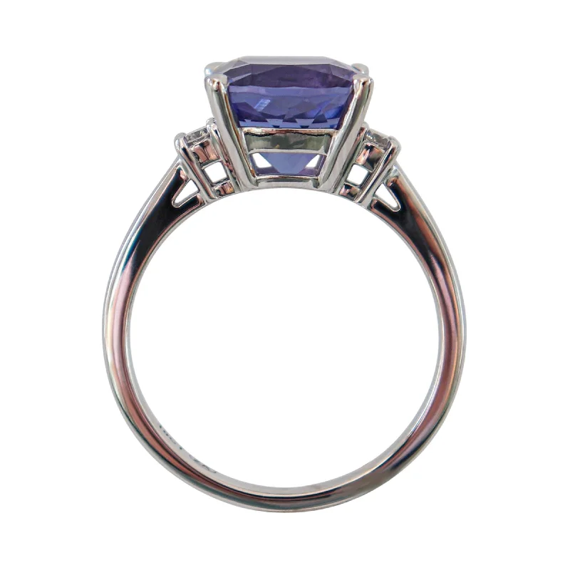 Mesmerizing 18 kt White Gold Cushion Tanzanite and Diamond Ring